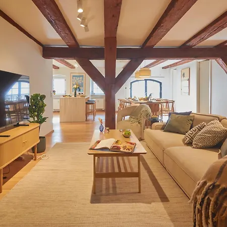 Warm 3br Loft With Exposed Beams Appartement *