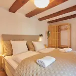 Apartment Warm 3br Loft With Exposed Beams *